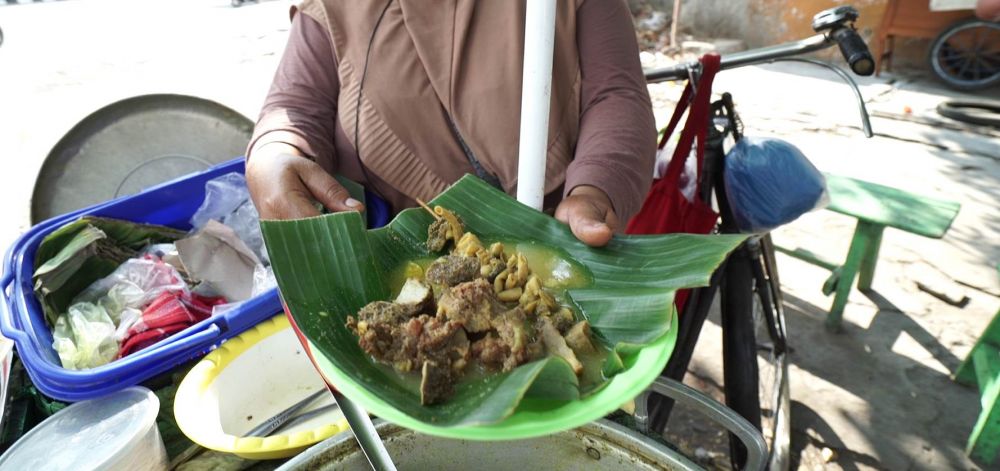 Wulandari penjual tengkleng Rp 10 ribu, jualan pakai sepeda