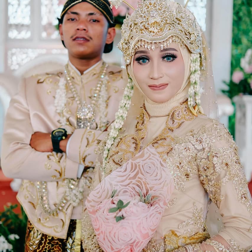 9 Potret pengantin pria di pelaminan ini tingkahnya bikin ngakak