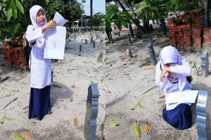 Potret siswi baca hasil ujian di makam ibunya, bikin haru