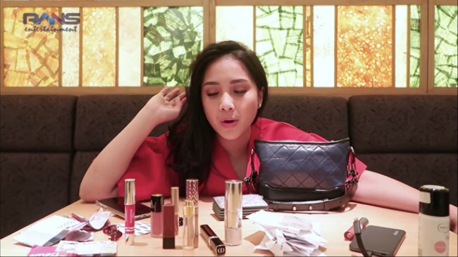 Penampakan isi tas 5 seleb, punya Jirayut mengejutkan