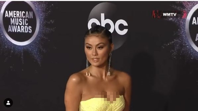 Gaya seksi Agnez Mo di red carpet American Music Awads 2019