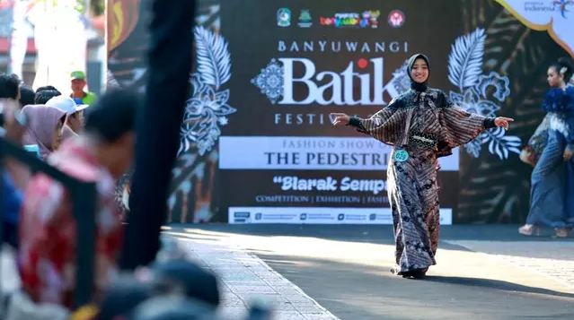 Unik, Banyuwangi sulap trotoar jadi catwalk fashion show batik