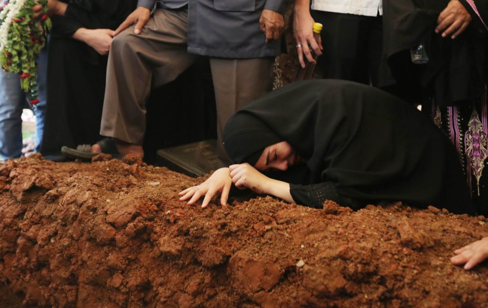 Momen duka Nindy di pemakaman ayahanda, banjir air mata