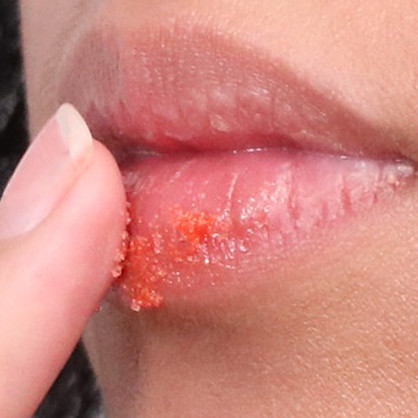 23 Cara mengatasi bibir hitam agar kembali cerah