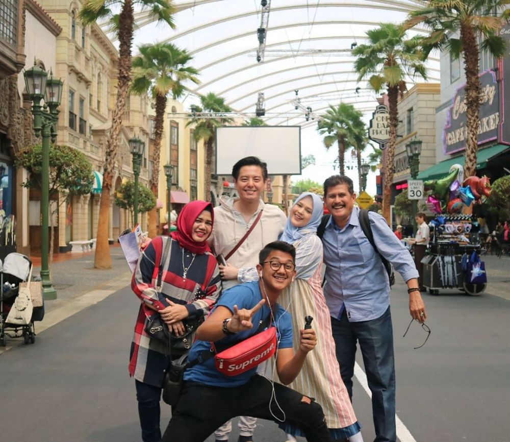 Sudah menikah, 5 seleb ini masih tinggal bareng orangtua