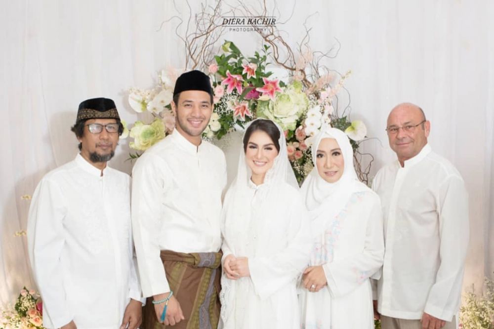 Sudah menikah, 5 seleb ini masih tinggal bareng orangtua