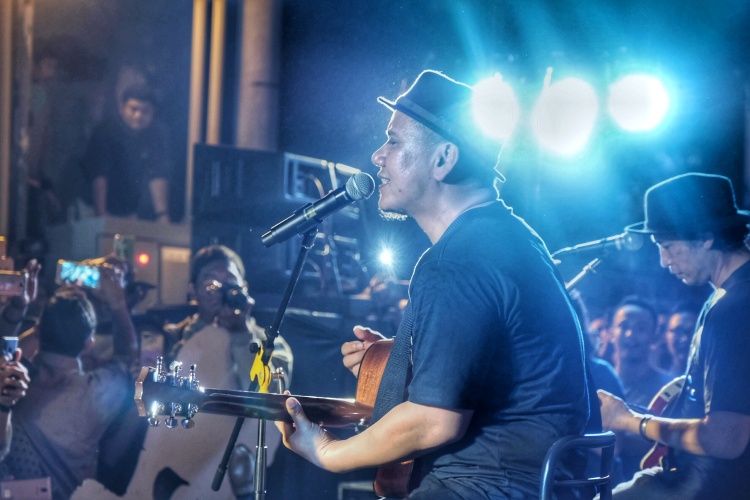 Padi Reborn ngamen di Kota Lama Semarang, bikin heboh pengunjung