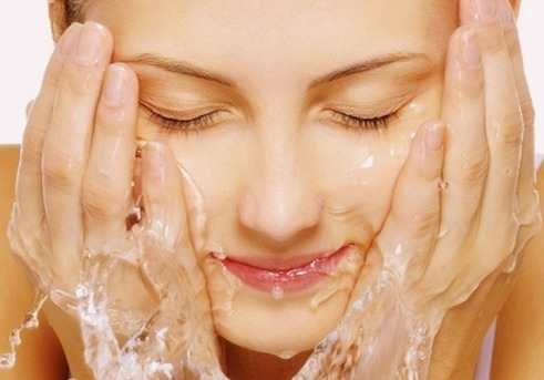 7 Cara membersihkan wajah yang benar agar tidak merusak kulit