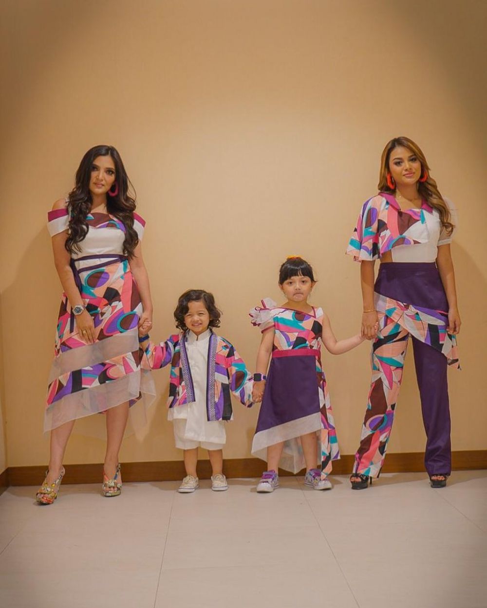 Momen kedekatan 7 seleb dengan saudara beda ibu, harmonis