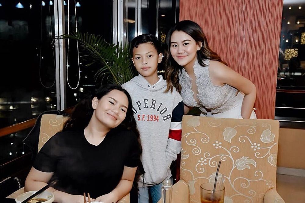 Momen kedekatan 7 seleb dengan saudara beda ibu, harmonis