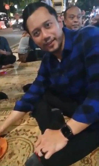 5 Momen AHY nikmati malam Jogja sambil lesehan minum kopi joss