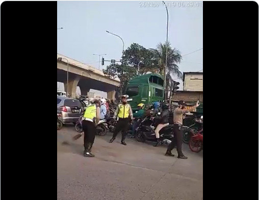 Viral polisi menyapu jalanan kotor di Jakarta, ini kisahnya