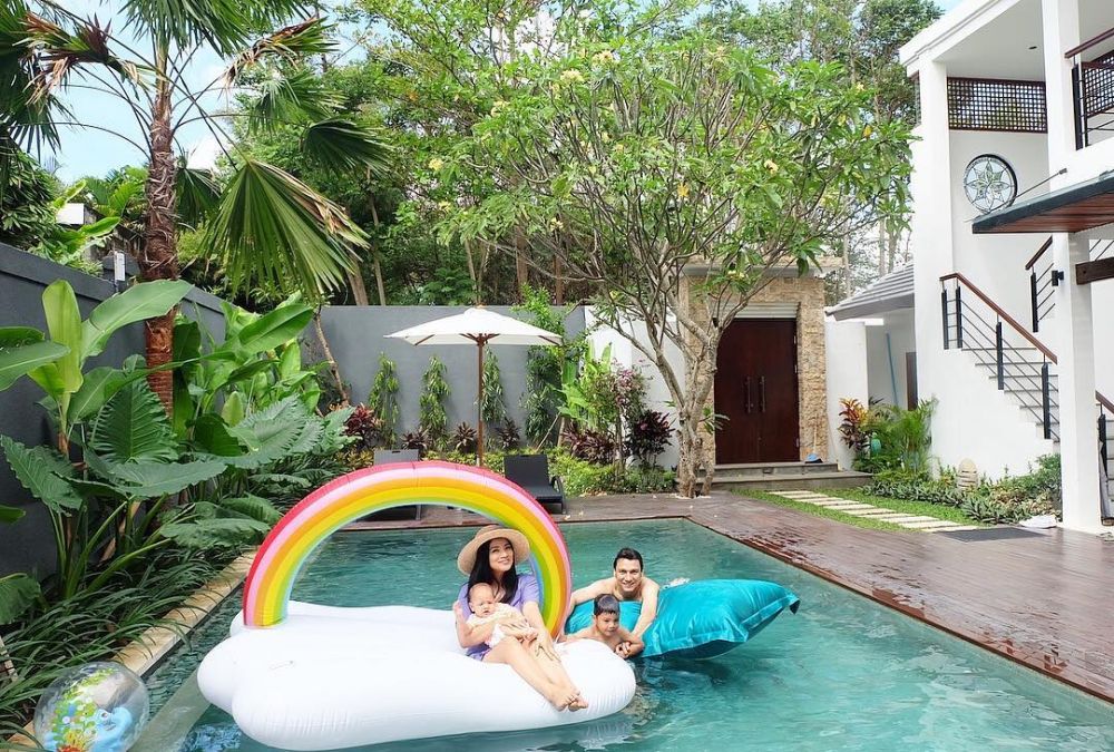 8 Penampakan villa Titi Kamal di Bali, suasananya cozy abis