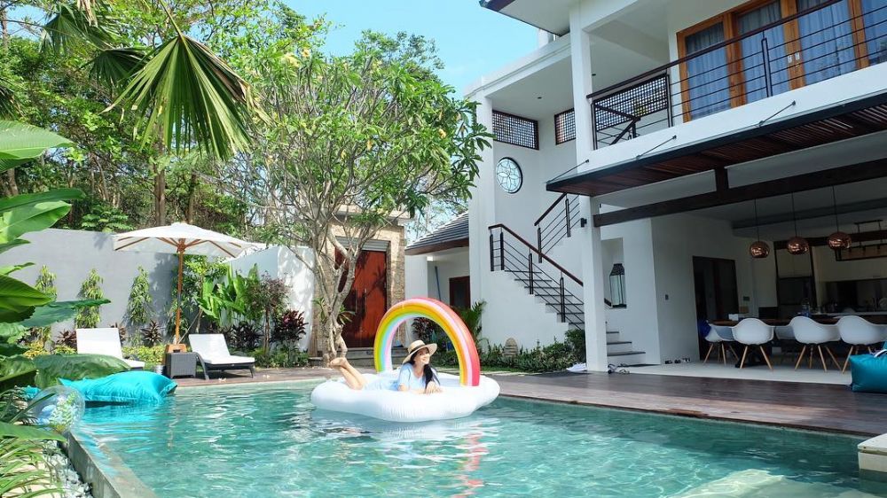 8 Penampakan Villa Titi Kamal Di Bali Suasananya Cozy Abis<script async src=