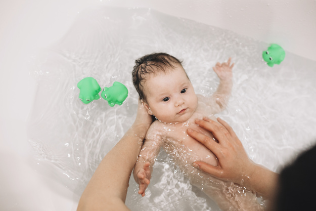 10 Cara mengatasi kulit kering pada bayi secara alami