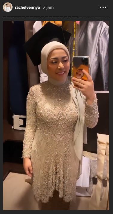 6 Momen wisuda Rachel Vennya bareng suami, kompak abis