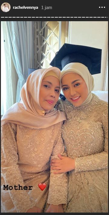 6 Momen wisuda Rachel Vennya bareng suami, kompak abis