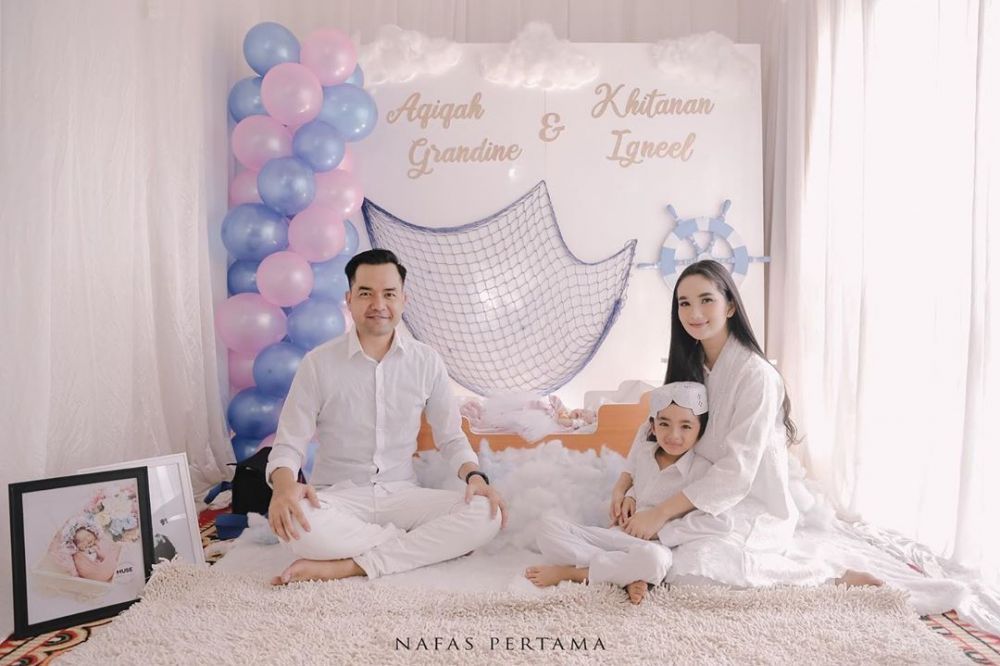 10 Momen akikah anak kedua Faby Marcelia, konsep serba putih