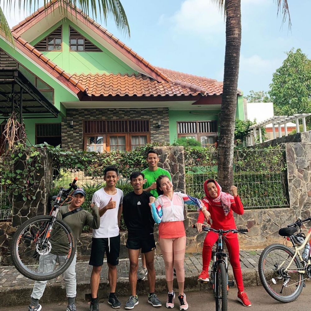 Pakai busana warna kulit, penampilan 5 seleb ini panen kritik