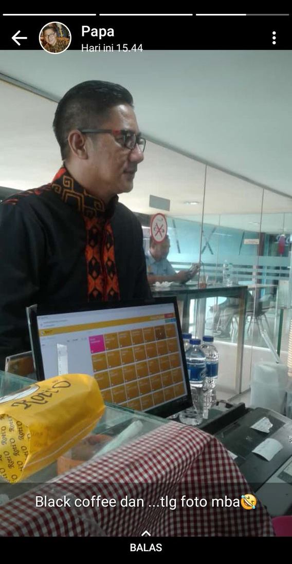 8 Status absurd bapak-bapak di WhatsApp, bikin ngakak