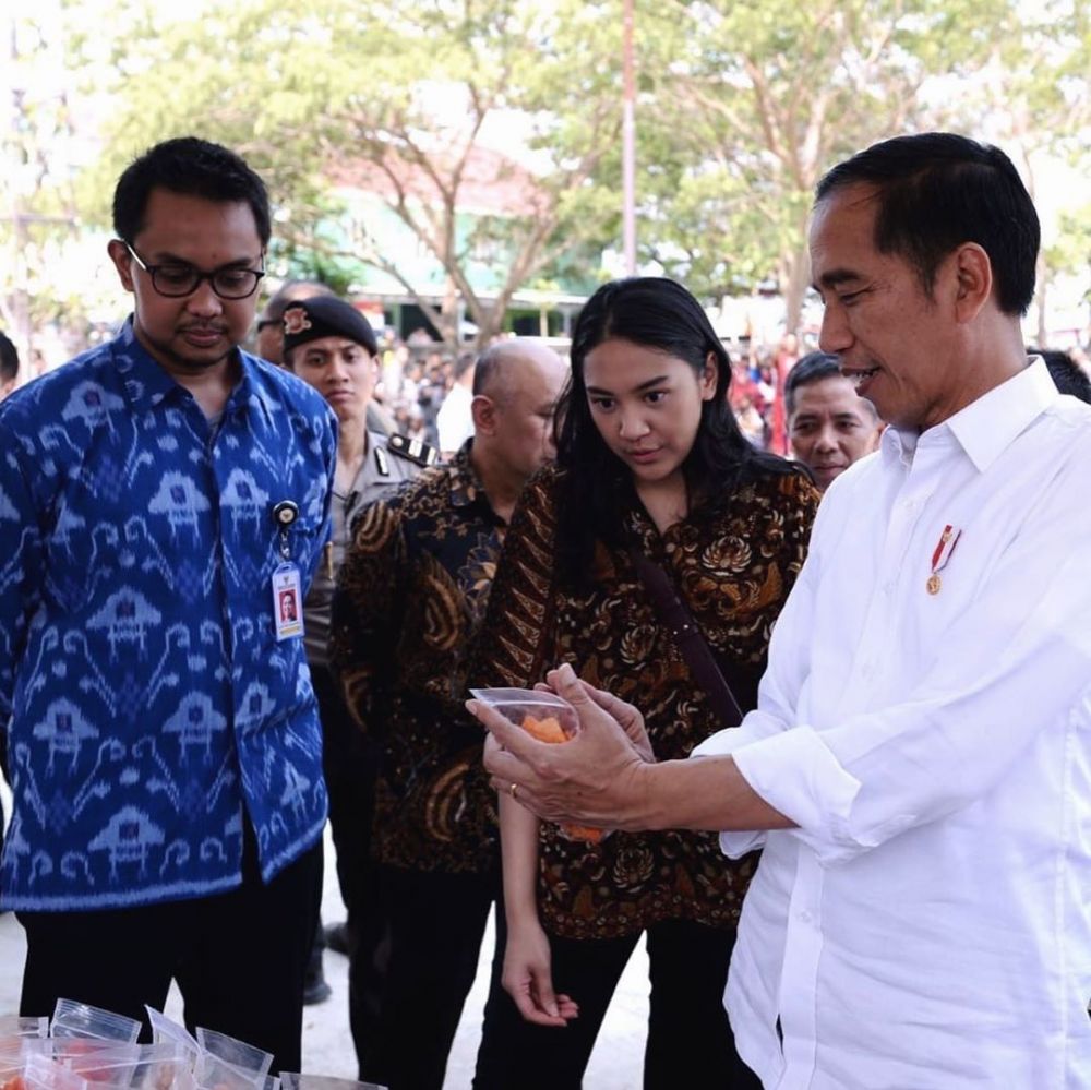 5 Gaya sederhana Putri Tanjung kunjungan kerja bersama Jokowi