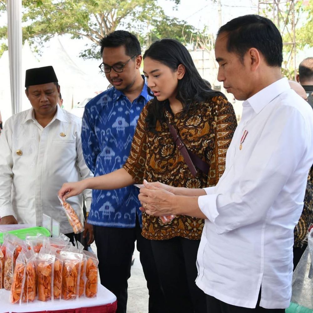 5 Gaya sederhana Putri Tanjung kunjungan kerja bersama Jokowi