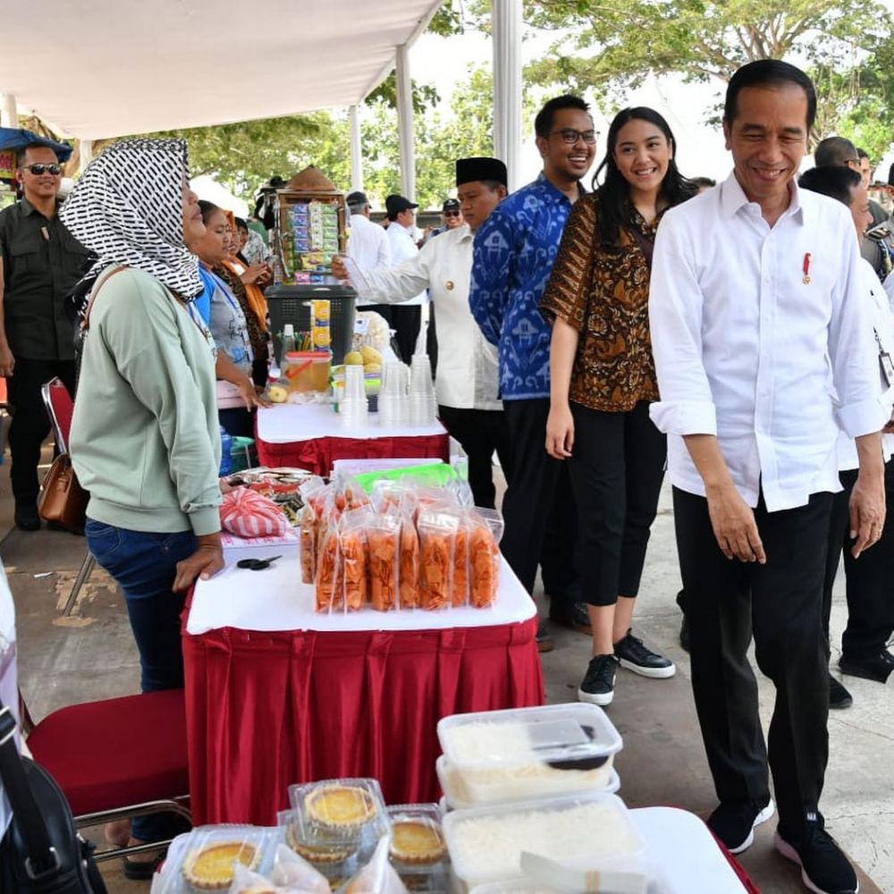 5 Gaya sederhana Putri Tanjung kunjungan kerja bersama Jokowi