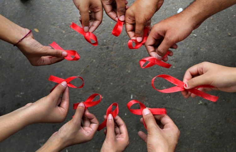 Hidup dengan penderita infeksi HIV, 4 hal ini bisa membantu mereka lho