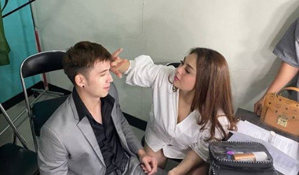 5 Potret mesra Celine dampingi Stefan William, jadi MUA dadakan