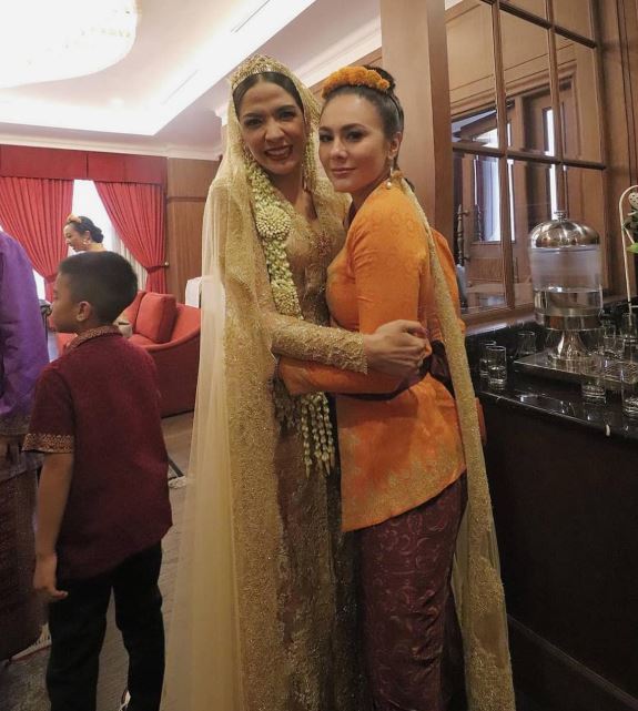 7 Gaya Wulan Guritno jadi bridesmaid bareng Dian Sastro, memesona