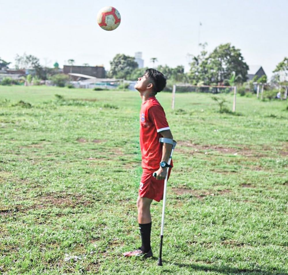 Viral kisah pesepak bola muda rela amputasi kaki karena cedera
