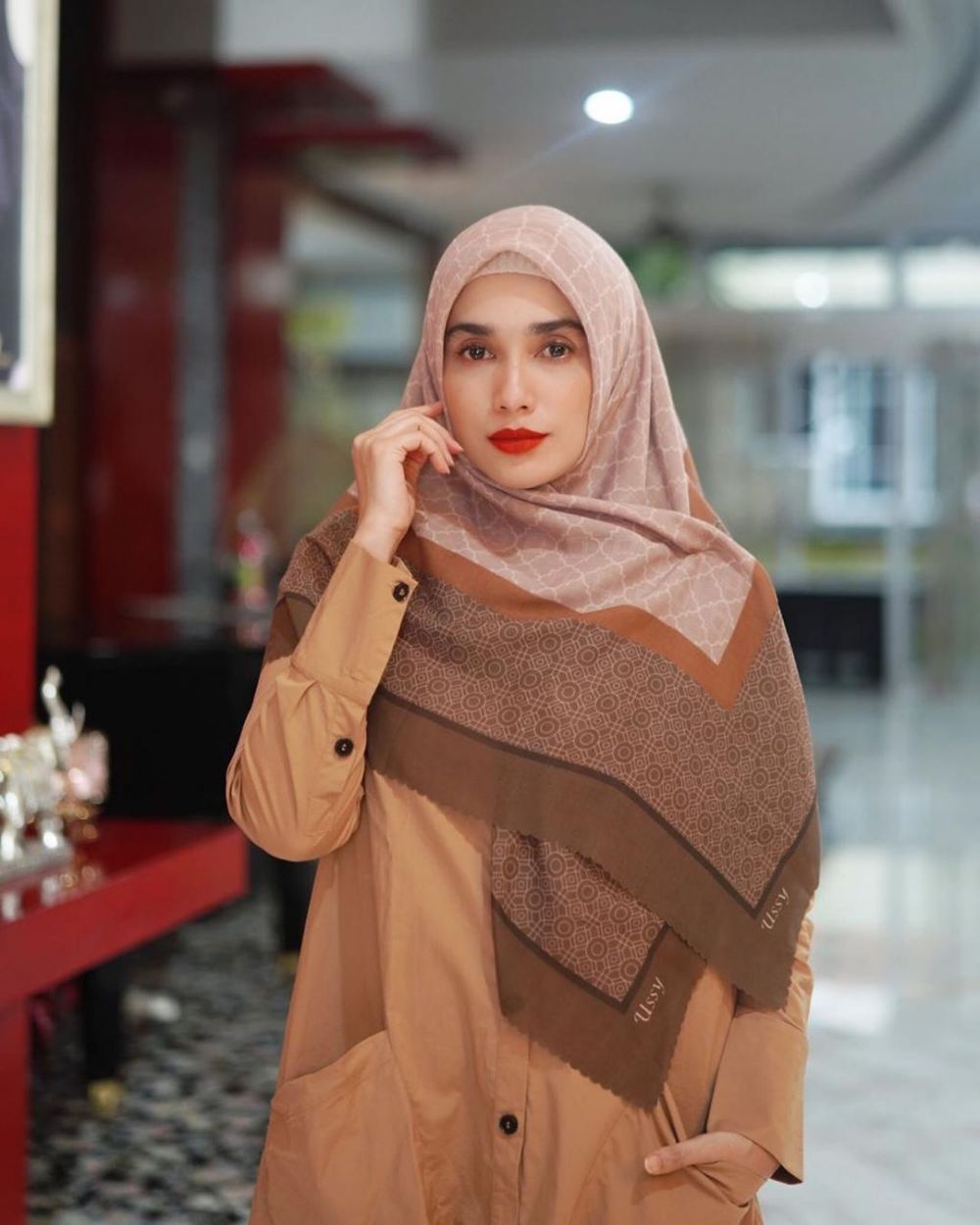 9 Penampilan Ussy Sulistiawaty kenakan hijab, makin memesona