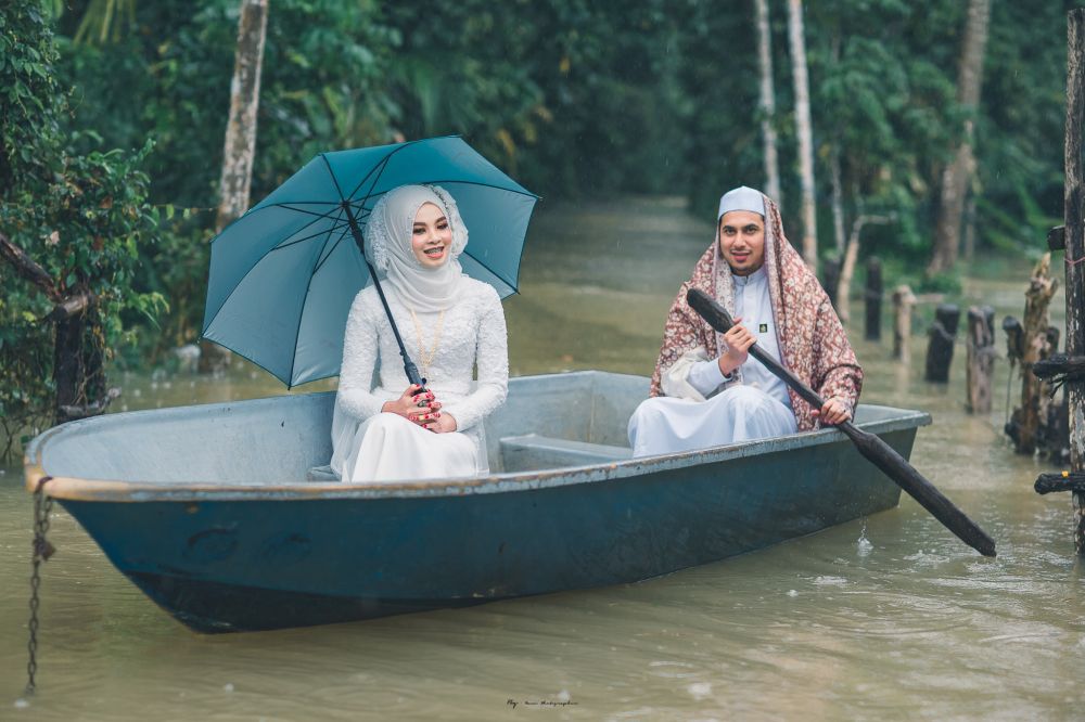 Desa dilanda banjir, 7 foto pernikahan pengantin ini malah keren