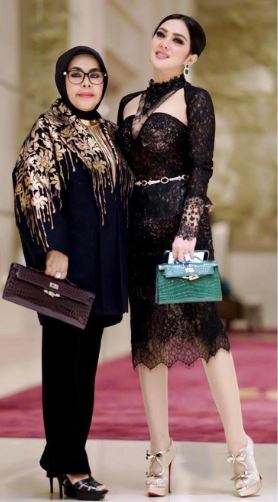 Tak kalah cetar, ini 6 gaya glamor Wati Nurhayati ibunda Syahrini