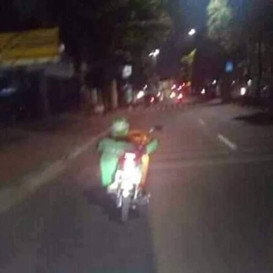 10 Aksi driver ojek online saat berkendara, ngeri-ngeri sedap