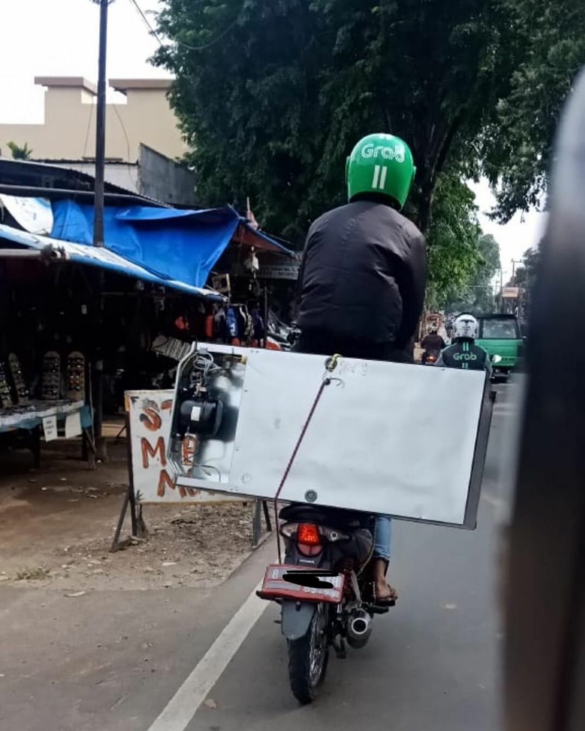 10 Aksi driver ojek online saat berkendara, ngeri-ngeri sedap