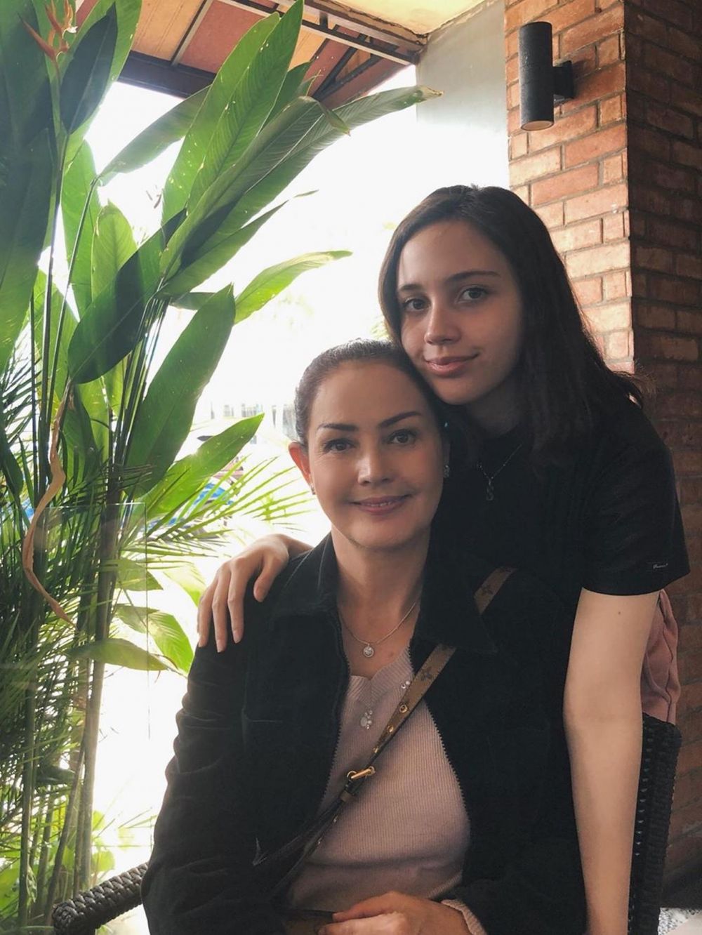 6 Potret terkini Sharon Sahertian pemain sinetron 'Hanya Kamu'