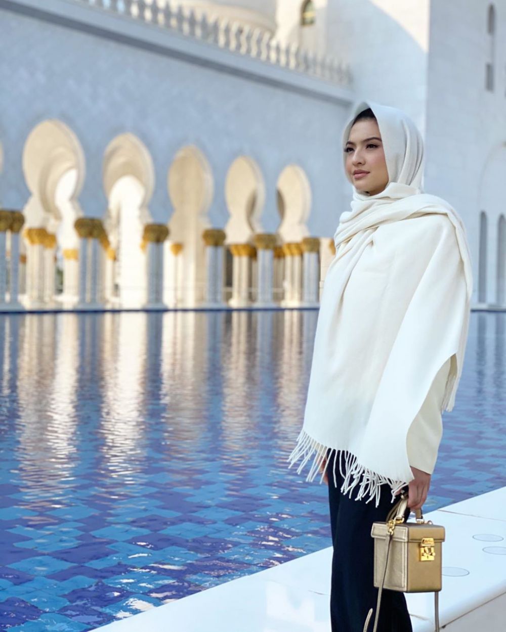 Menelusuri Masjid di Abu Dhabi, gaya Raline Shah curi perhatian