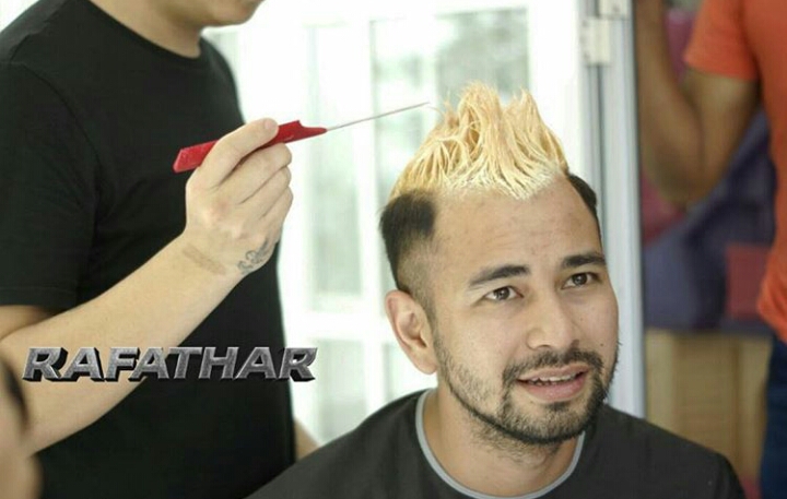 8 Transformasi gaya rambut Raffi Ahmad, sering ganti warna
