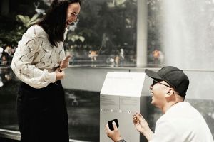 Nggak lama pacaran, Pamela Bowie dilamar sang kekasih