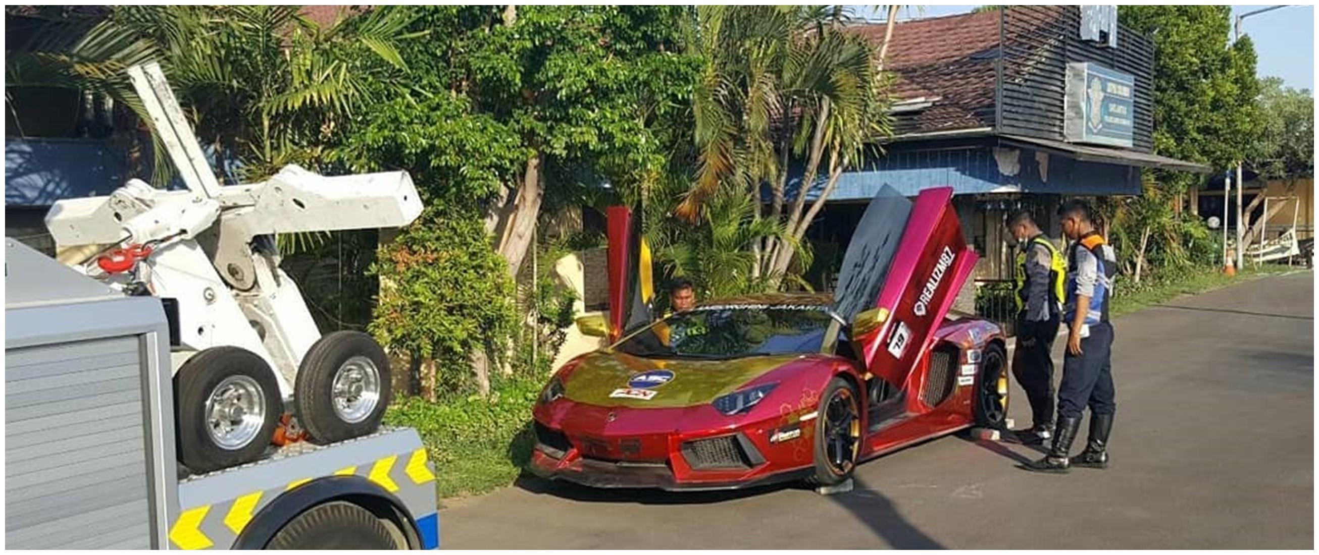 Detik-detik Lamborghini milik Crazy Rich Surabaya terbakar