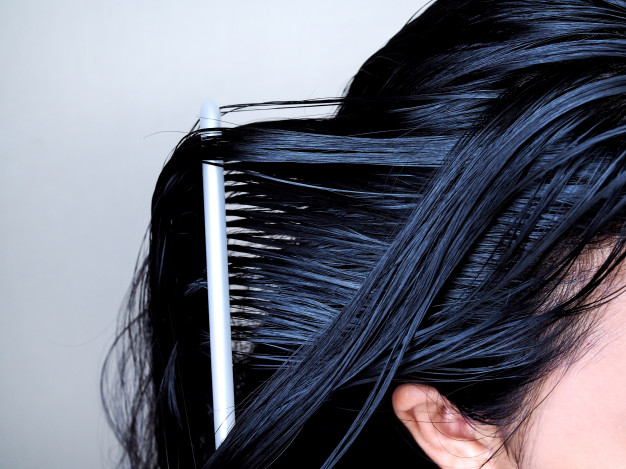 7 Cara mengatasi rambut berminyak, aman dan antilepek