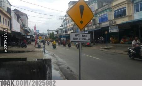 10 Papan peringatan bahaya ini endingnya bikin ngegas
