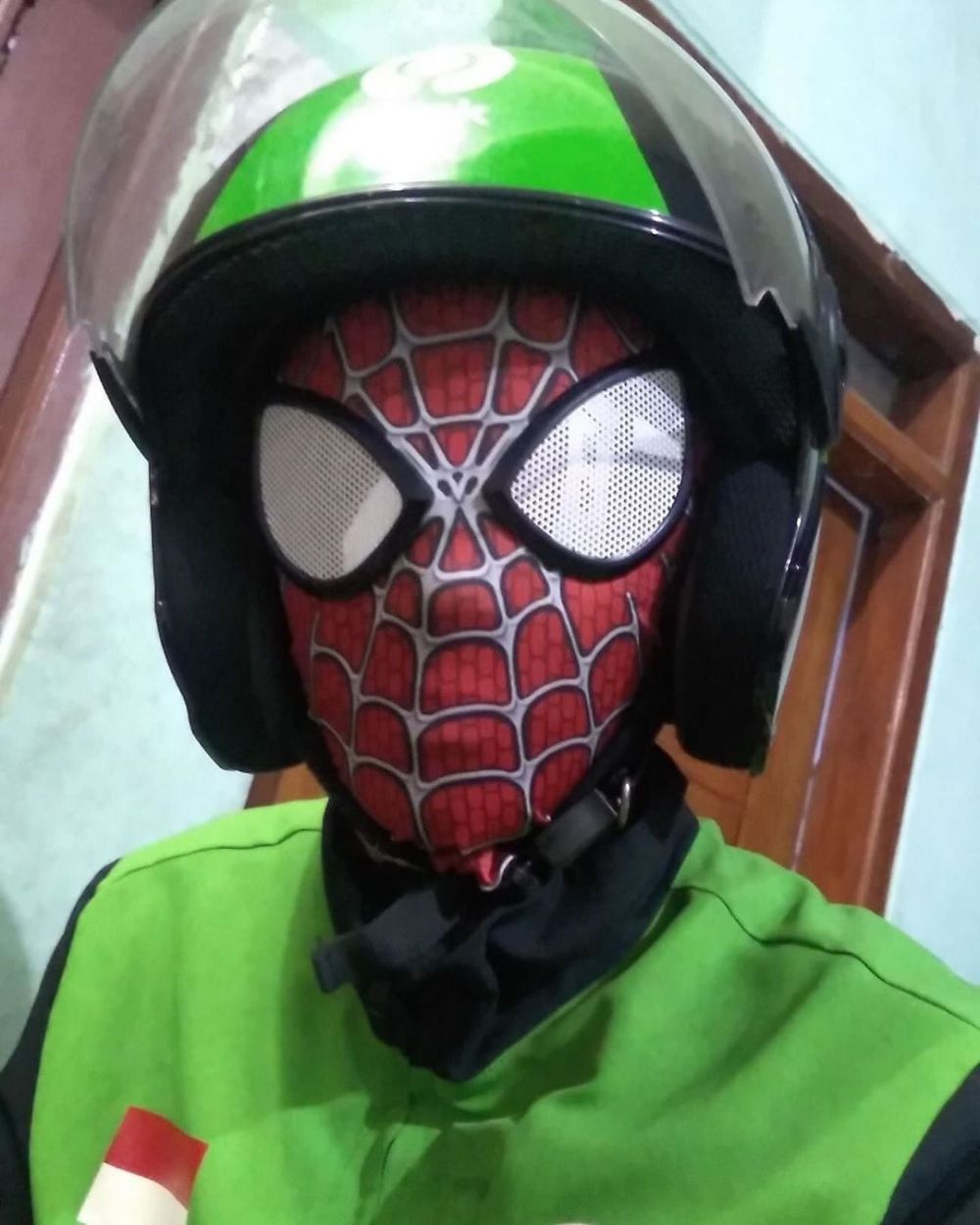 7 Gaya driver ojek online berasa tokoh super, kocak banget