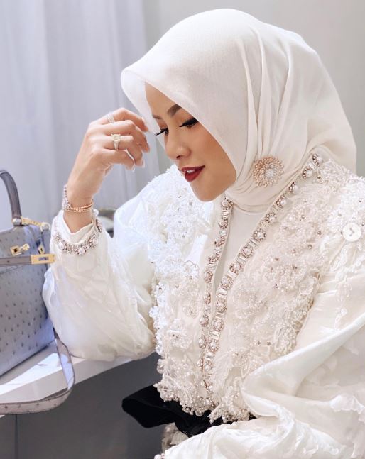 5 Gaya OOTD Olla Ramlan hadiri acara bergengsi, bawa tas hampir Rp 1 M