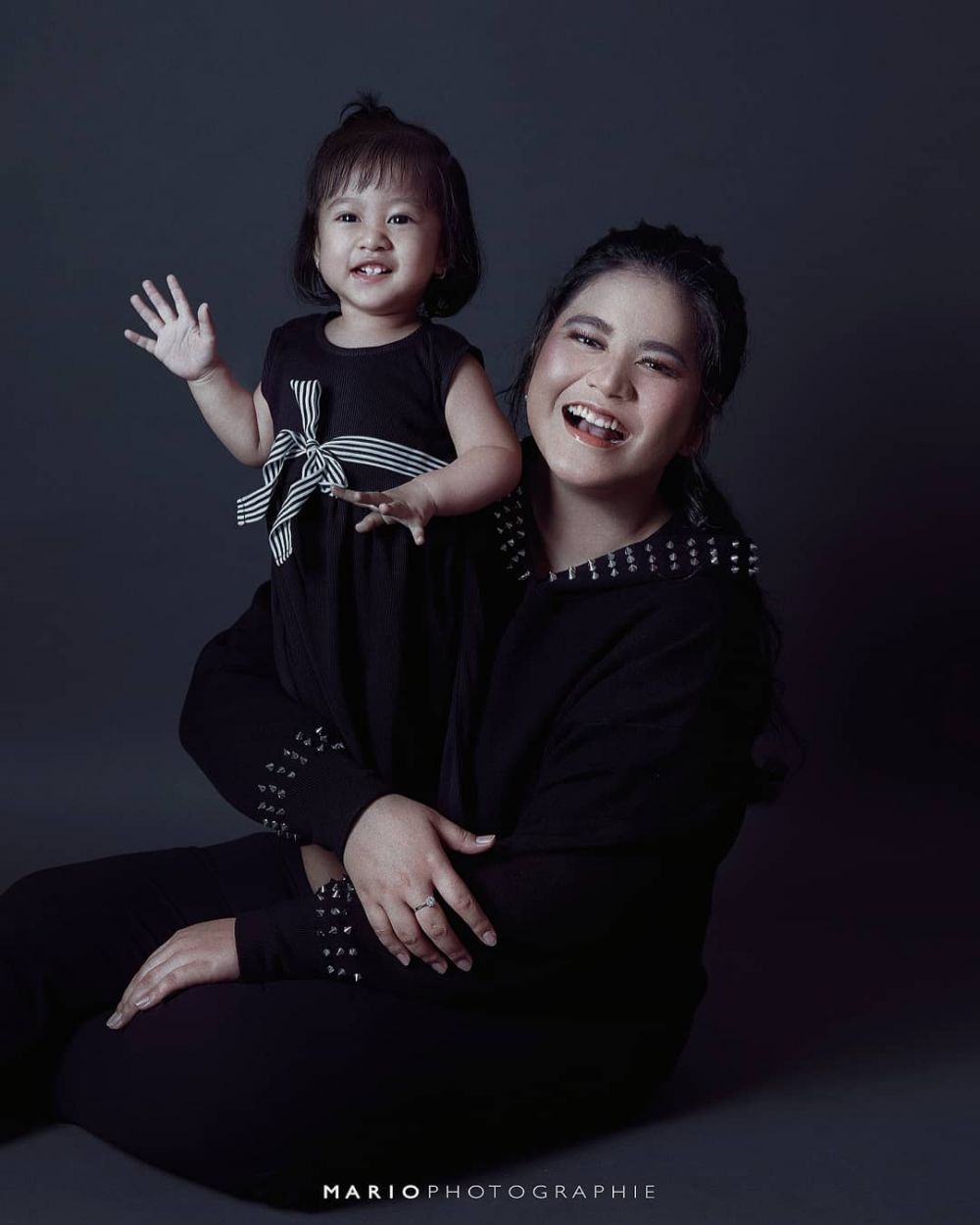 6 Gaya pemotretan Kahiyang Ayu & Sedah Mirah, penuh keceriaan
