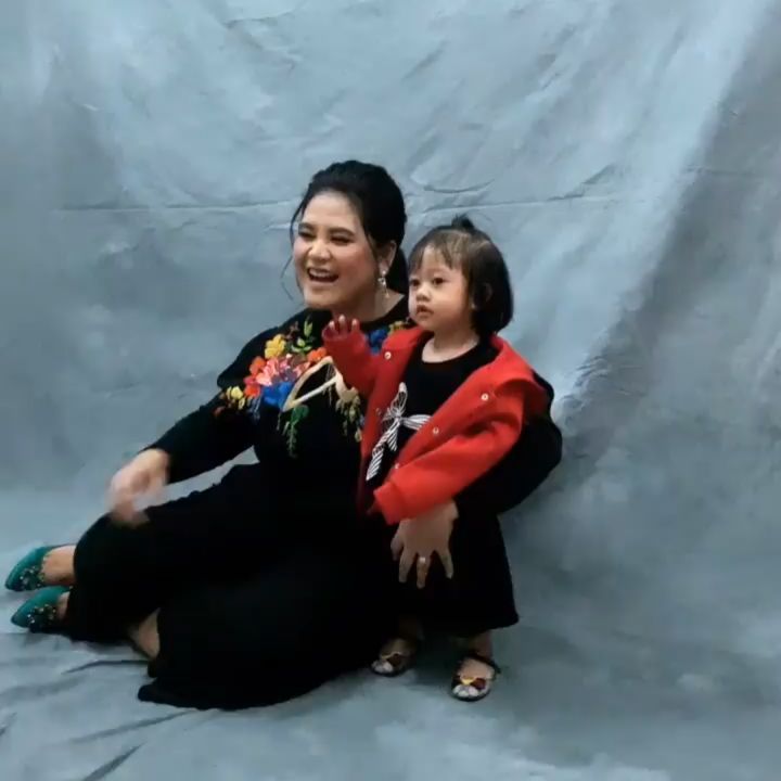 6 Gaya pemotretan Kahiyang Ayu & Sedah Mirah, penuh keceriaan