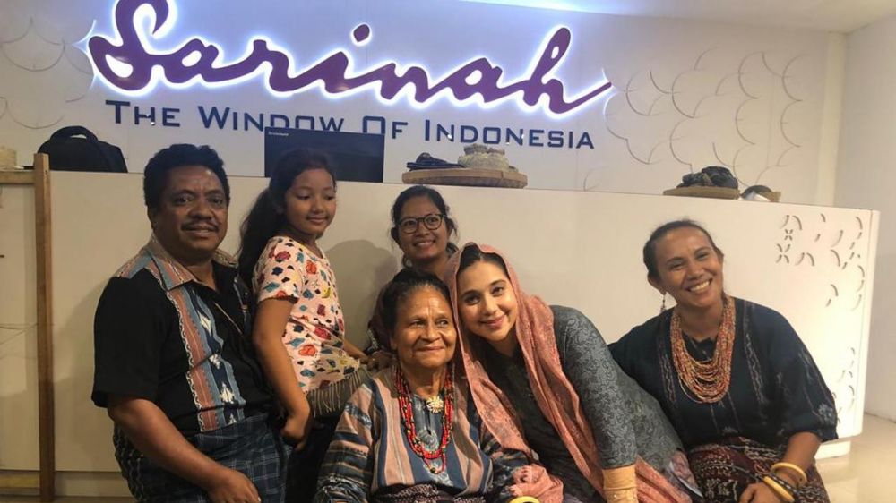 6 Momen Ayu Azhari promosi kain tenun NTT di London, laku keras