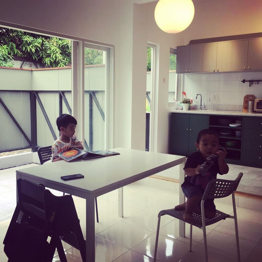 7 Potret rumah minimalis Enno Lerian, serba nuansa putih