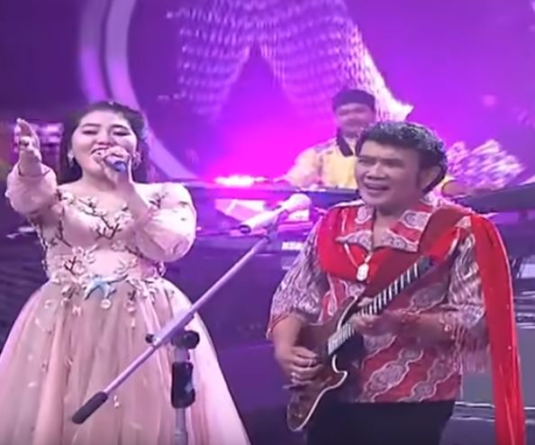 Duet bareng, ini 5 potret kedekatan Via Vallen dan Rhoma Irama